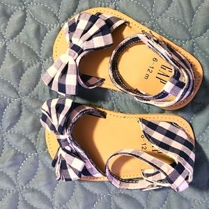 NWOT Gap baby shoes (6-12 months)